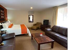 Capital O La Huerta Golf & Hotel