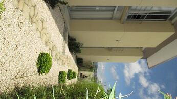 Cedar Cats Short Stay Apartments - Adults Only