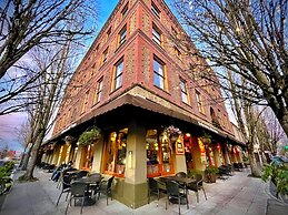 McMenamins Hotel Oregon