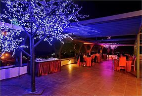 Hi5 Hotel & Experience