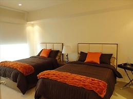 Unlimited Luxury Villas - Del Canto Condo