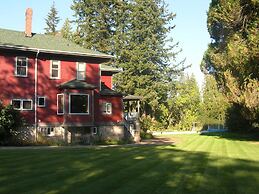 Sasquatch Crossing Eco Lodge B&B