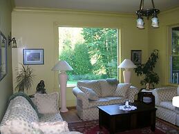 Sasquatch Crossing Eco Lodge B&B