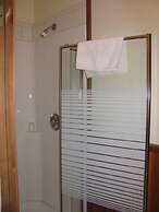 Sasquatch Crossing Eco Lodge B&B