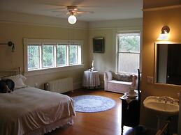 Sasquatch Crossing Eco Lodge B&B