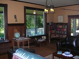 Sasquatch Crossing Eco Lodge B&B