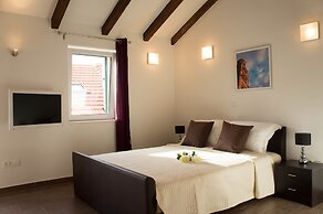 Split Oasis Apartments