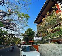 Reds Residency - Homestay