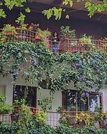 Reds Residency - Homestay