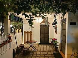 Reds Residency - Homestay