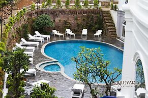 Boulevard Hotel
