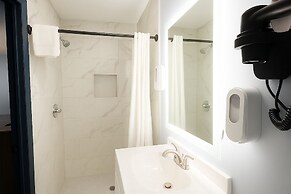 Hillsboro Inn & Suites