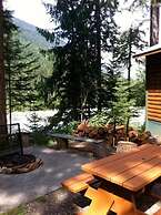 Mount Robson Mountain River Lodge