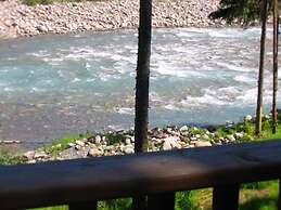 Mount Robson Mountain River Lodge