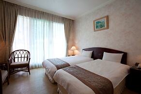 Lakeside Resort Hotel