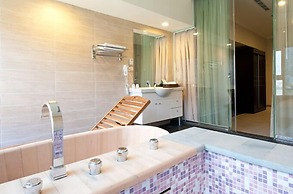 Lakeside Resort Hotel