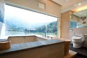 Lakeside Resort Hotel