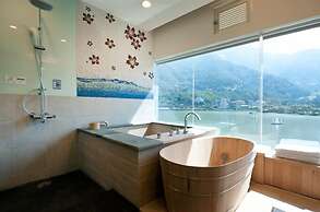 Lakeside Resort Hotel