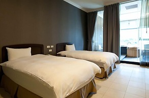 Lakeside Resort Hotel