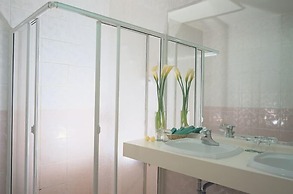 Lakeside Resort Hotel