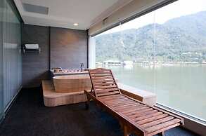 Lakeside Resort Hotel