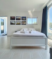 Blue Dolphin Studios & Apartment