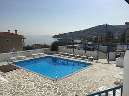 Blue Dolphin Studios & Apartment