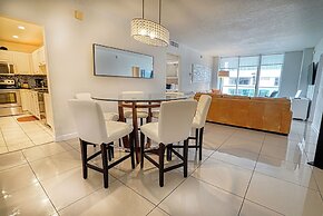 Hollywood Apartment by the Sea