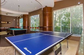 Hollywood Apartment by the Sea