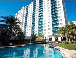 Hollywood Apartment by the Sea