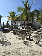 Hollywood Apartment by the Sea