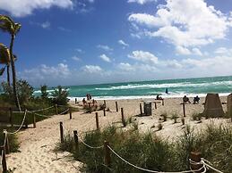 Hollywood Apartment by the Sea