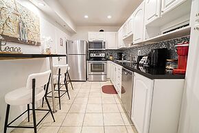 Hollywood Apartment by the Sea