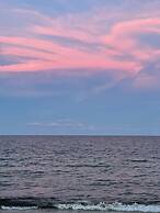 Hollywood Apartment by the Sea