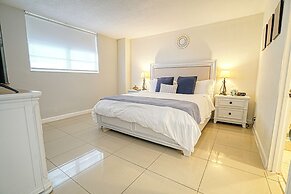 Hollywood Apartment by the Sea