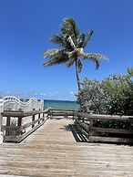 Hollywood Apartment by the Sea