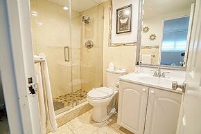 Hollywood Apartment by the Sea