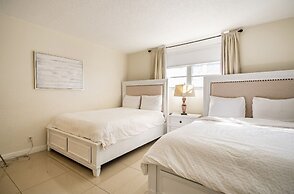 Hollywood Apartment by the Sea