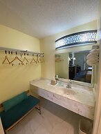 Maple Leaf Inn & Suites