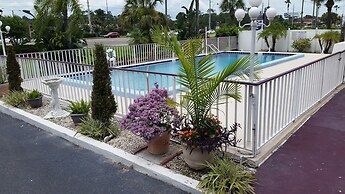 Maple Leaf Inn & Suites