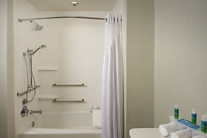 Holiday Inn Express & Suites Bay City by IHG