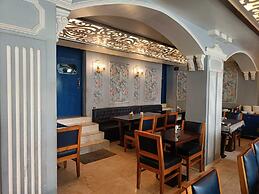 Maya Hotel & Restaurant