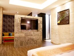 Moonshy Boutique Motel