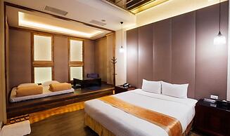 Moonshy Boutique Motel