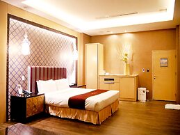 Moonshy Boutique Motel