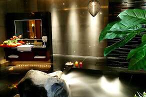 Moonshy Boutique Motel