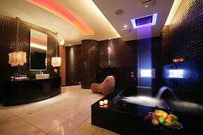 Moonshy Boutique Motel