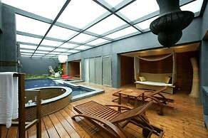 Moonshy Boutique Motel