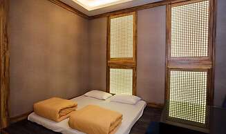 Moonshy Boutique Motel