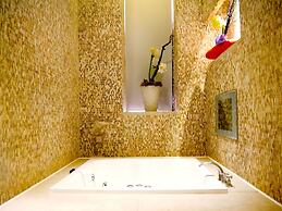 Moonshy Boutique Motel